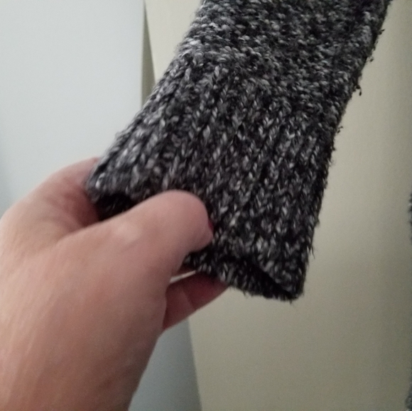 Medium Large sweater in black and white with fringe. - Picture 4 of 5